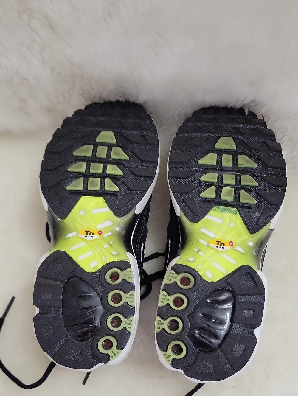 NIKE Air Max Plus 1 GS “Black Volt” Running Trainers. Size 1Y.
